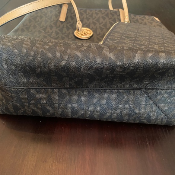 Michael Kors Large Logo Tote With Wristlet - Picture 2 of 7